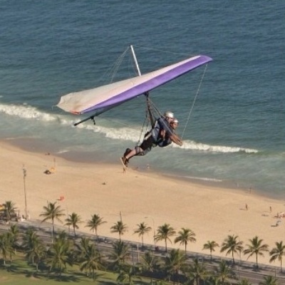 22.01.2014 - Paulo Gustavo voa de asa-delta na Praia  de São Conrado, no Rio de Janeiro