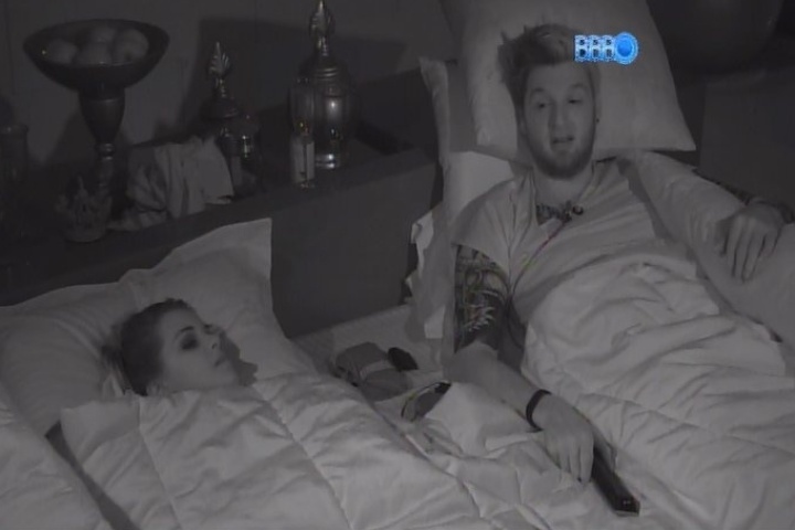 22.jan.2014 - Angela e Cassio conversam antes de dormirem na mesma cama no quarto do líder