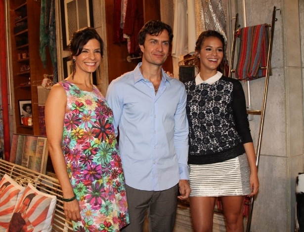 22.jan.2014 - Bruna Marquezine posa com Helena Ranaldi e Gabriel Braga Nunes no lançamento de "Em Família", próxima novela das nove