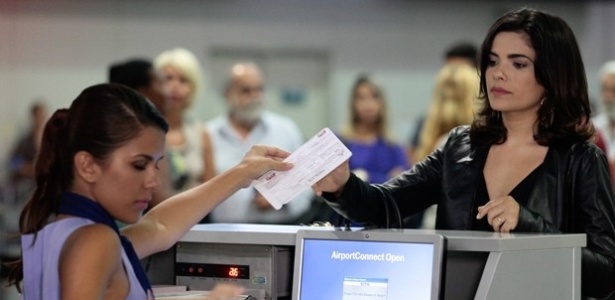 Em "Amor à Vida", Aline faz check-in antes de embarcar em vôo para a Bélgica