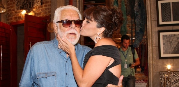 Giovanna Antonelli dá beijo no rosto do autor Manoel Carlos na apresentação de "Em Família"