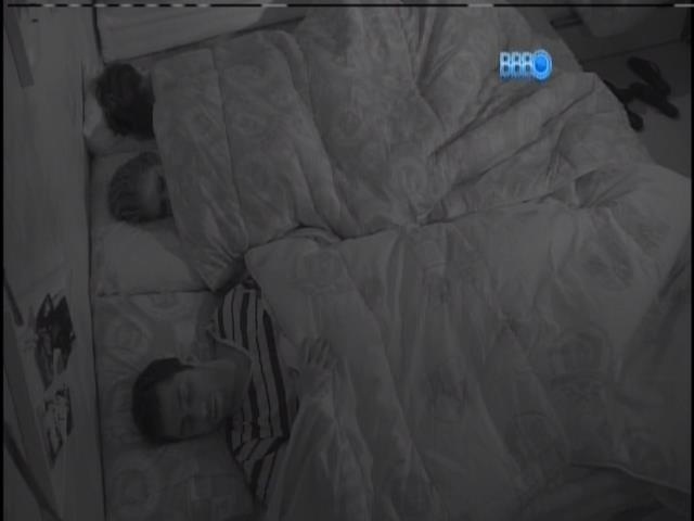 22.jan.2014 - Marcelo, que está no quarto paredão, dorme cama com Tatiele e Amanda no quarto Festa
