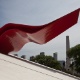 Curvas da entrada do Auditório do Ibirapuera, projetada por Oscar Niemeyer no primeiro plano. Ao fundo, imagem do Obelisco do Ibirapuera - Simon Plestenjak/UOL