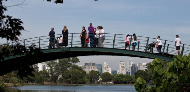 Turistas apreciam paisagem na ponte sobre o lago do Parque do Ibirapuera, em São Paulo - Simon Plestenjak/UOL