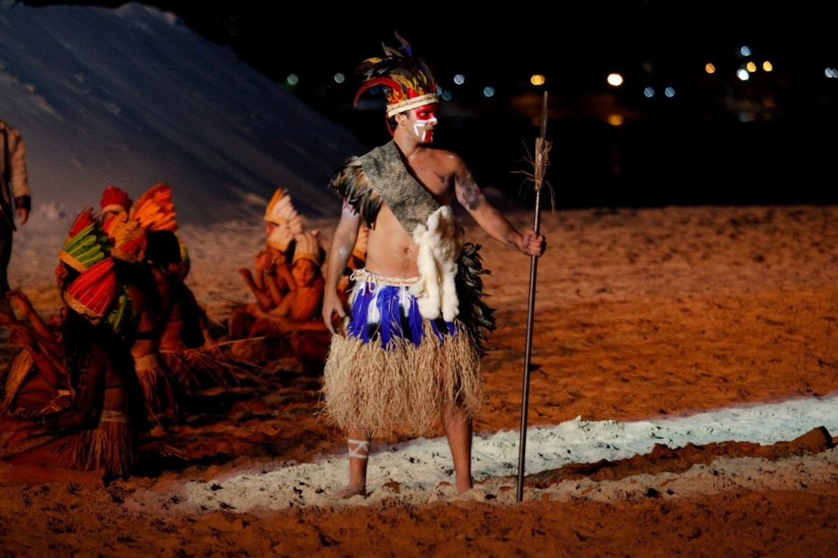22.jan.2014 - Armando Babaioff vive líder da tribo Tibiriçá na 32º Encenação da Fundação da Vila de São Vicente, no litoral de São Paulo. O espetáculo reuniu cerca de 5 mil espectadores na Praia do Gonzaguinha  - Marcos Ribas/Photo Rio News
