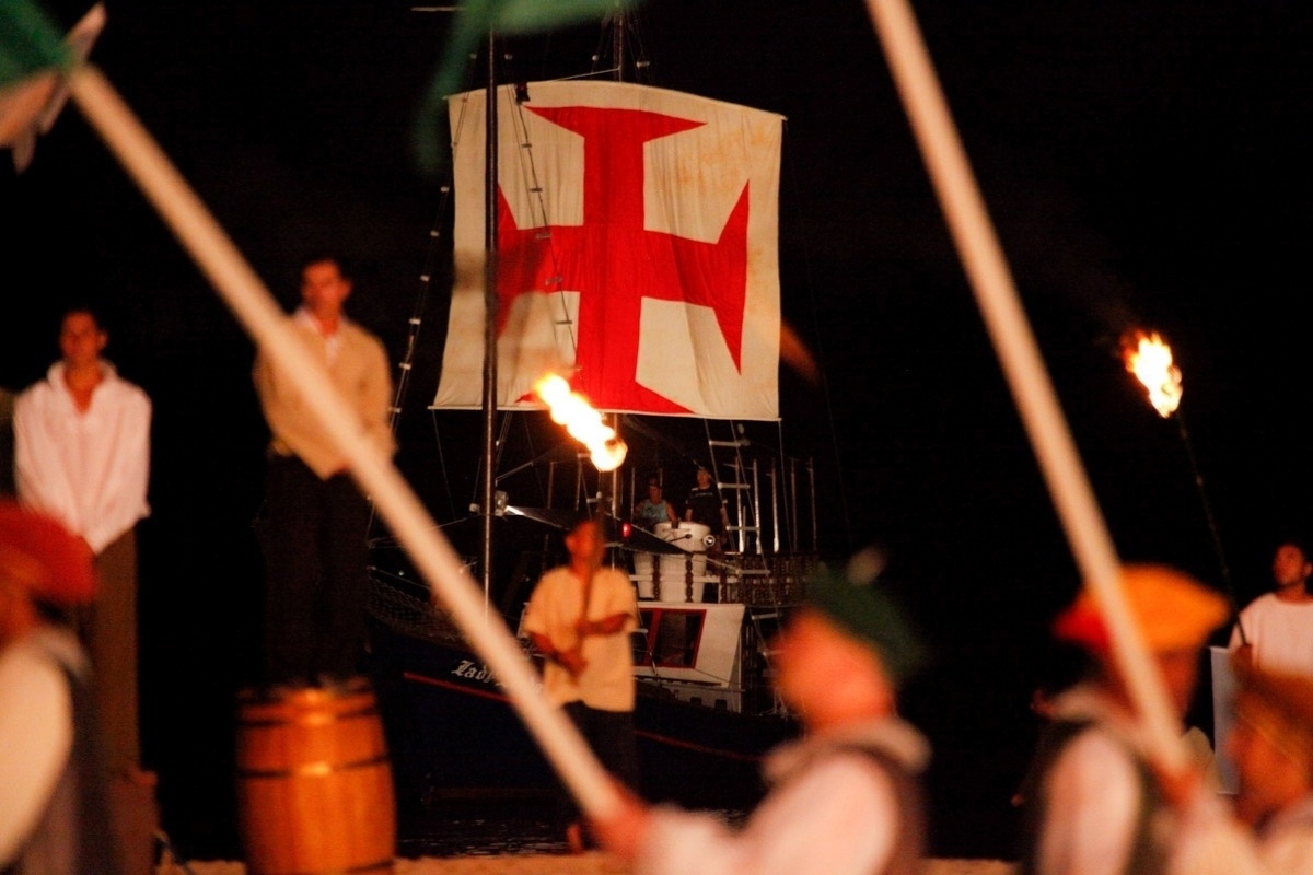 22.jan.2014 - 32ª encenação da Fundação de São Vicente, no litoral de São Paulo, contou com mais de mil atores e bailarinos e cinco mil espctadores - Marcos Ribas/Photo Rio News