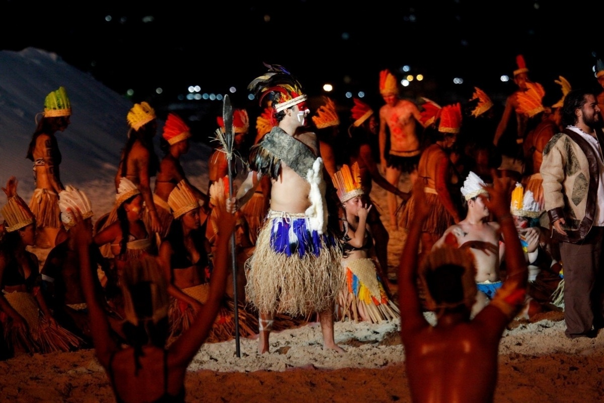 22.jan.2014 - Armando Babaioff vive líder da tribo Tibiriçá na 32º Encenação da Fundação da Vila de São Vicente, no litoral de São Paulo - Marcos Ribas/Photo Rio News