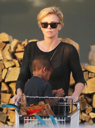 22.jan.2014 - A atriz Charlize Theron foi às compras com o filho Jackson e o novo namorado, o ator Sean Penn, em West Hollywood