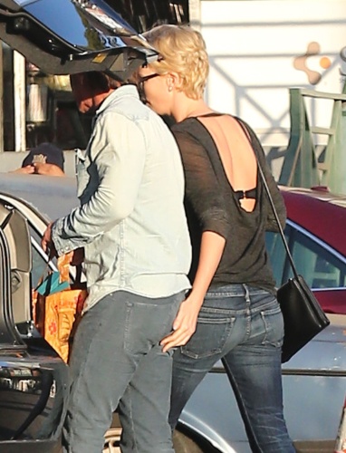 22.jan.2014 - Charlize Theron passa a mão no bumbum de Sean Penn no estacionamento de um mercado em West Hollywood
