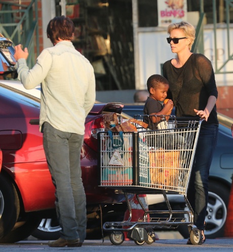 22.jan.2014 - Sean Penn e Charlize Theron são fotografados fazendo compras juntos em um mercado em West Hollywood, acompanhados do filho da atriz, Jackson