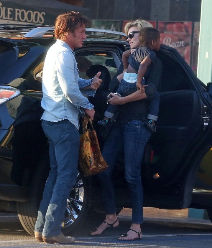 22.jan.2014 - Sean Penn e Charlize Theron são fotografados fazendo compras juntos em um mercado em West Hollywood, acompanhados do filho da atriz, Jackson