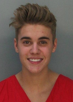 Imagem de Justin Bieber fichado pela polícia foi divulgada pelo Twitter do departamento de polícia de Miami