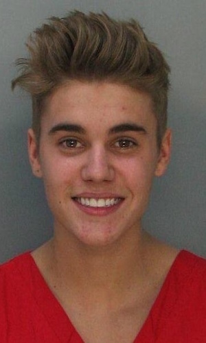 23.jan.2013 - Justin Bieber é fichado ao ser detido pela polícia de Miami Beach. Ele foi preso por dirigir embriagado e disputar um racha com um amigo