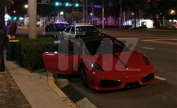 23.jan.2013 - O motorista com quem Justin Bieber estava disputando o racha, identificado como o cantor de R&B Crazy Khalil, também foi detido - e, assim como o astro teen, dirigia uma Lamborghini vermelha