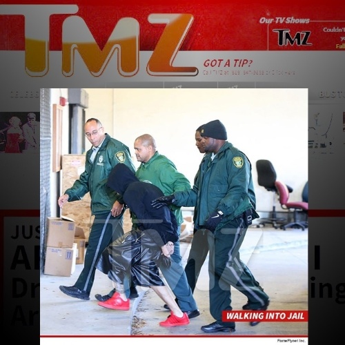 23.jan.2013 - O site TMz divulgou imagem de Justin Bieber algemado sendo escolatado por policias após ser preso por dirigir sob efeito de drogas e disputar racha