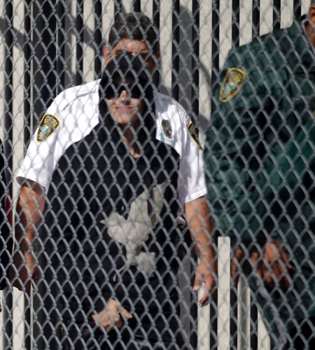 23.jan.2014 - Justin Bieber deixou a prisão após comparecer à primeira audiência, no Centro de Correção Turner Guilford Knight, em Miami. O cantor foi preso por dirigir alcoolizado e se envolver em racha
