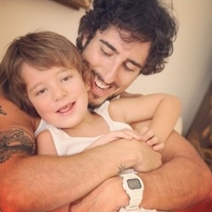  Marcos Mion publica fotos com o filho Romeu