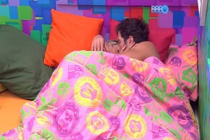 23.jan.2014 - Roni e Tatiele namoram na cama antes de dormirem
