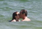 Dalton Vigh e a mulher namoram em praia carioca - Dilson Silva/AgNews