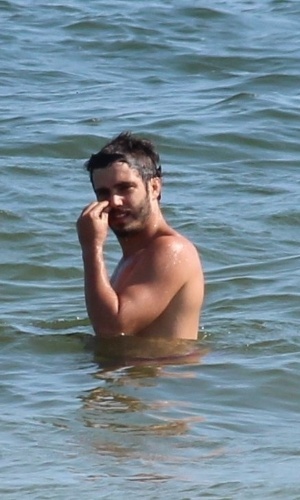 23.jan.2014- O ator Thiago Rodrigues aproveita folga nas gravações de "Além do Horizonte" na praia da Barra da Tijuca, zona oeste do Rio
