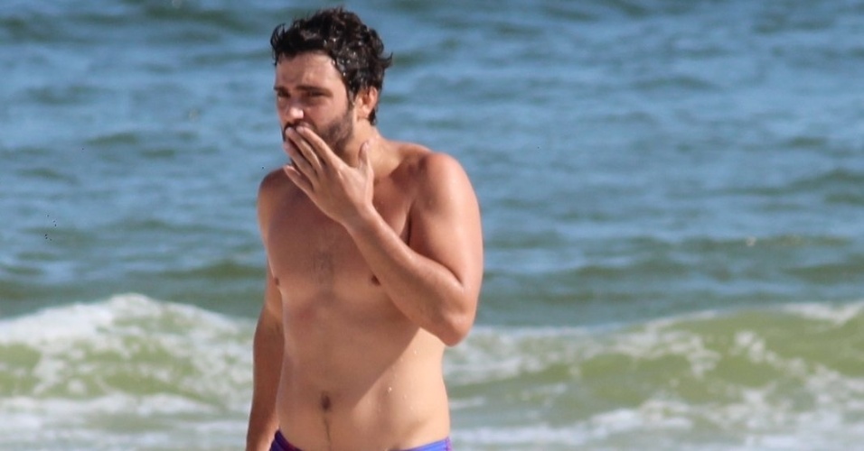 23.jan.2014- Thiago Rodrigues  deixa o mar com a mão na boca após se machucar