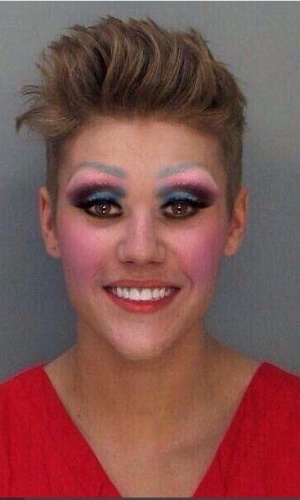 Após ser preso por dirigir alcoolizado, Justin Bieber virou piada na internet. A foto onde aparece sorrindo ao ser fichado virou alvo de montagens feitas pelos internautas