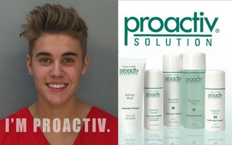 Após ser preso por dirigir alcoolizado, Justin Bieber virou piada na internet. A foto onde aparece sorrindo ao ser fichado virou alvo de montagens feitas pelos internautas. Aqui Bieber aparece como garoto propaganda de uma loção anti-acne