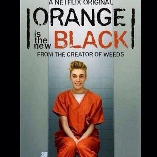 Após ser preso por dirigir alcoolizado, Justin Bieber virou piada na internet. A foto onde aparece sorrindo ao ser fichado virou alvo de montagens feitas pelos internautas. Bieber chegou a ganhar seu próprio seriado, baseado em 