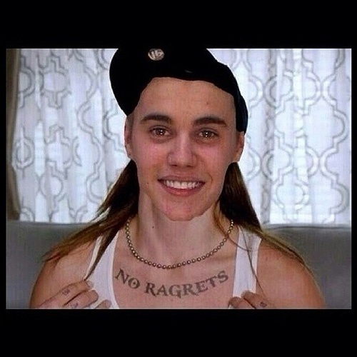 Após ser preso por dirigir alcoolizado, Justin Bieber virou piada na internet. A foto onde aparece sorrindo ao ser fichado virou alvo de montagens feitas pelos internautas. Nesta, a tatuagem significa "sem arrependimentos"