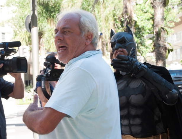 O cineasta Rodolfo Brandão discute com manifestante fantasiado de Batman, no Leblon - Erbs Jr./Frame/Estadão Conteúdo