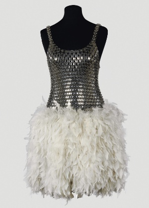 O vestido criado por Paco Rabanne em 1981 e usado como figurino de uma ópera foi uma das peças leiloadas em Paris - Divulgação/EFE