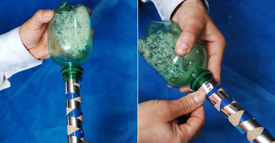 O próximo passo para dar forma à maraca é encaixar o cabo de vassoura na boca da garrafa PET, fixando-o com a fita adesiva, que pode ser colorida ou não - Reinaldo Canato/UOL