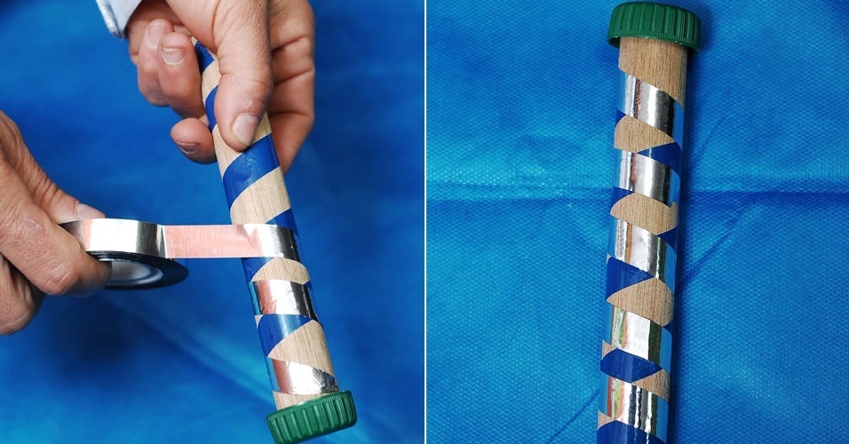 Pegue uma fita adesiva de cor diferente da usada no passo anterior da confecção da matraca. Enrole-a no cabo de vassoura, no sentido contrário da que foi aplicada primeiro, para criar um desenho geométrico - Reinaldo Canato/UOL