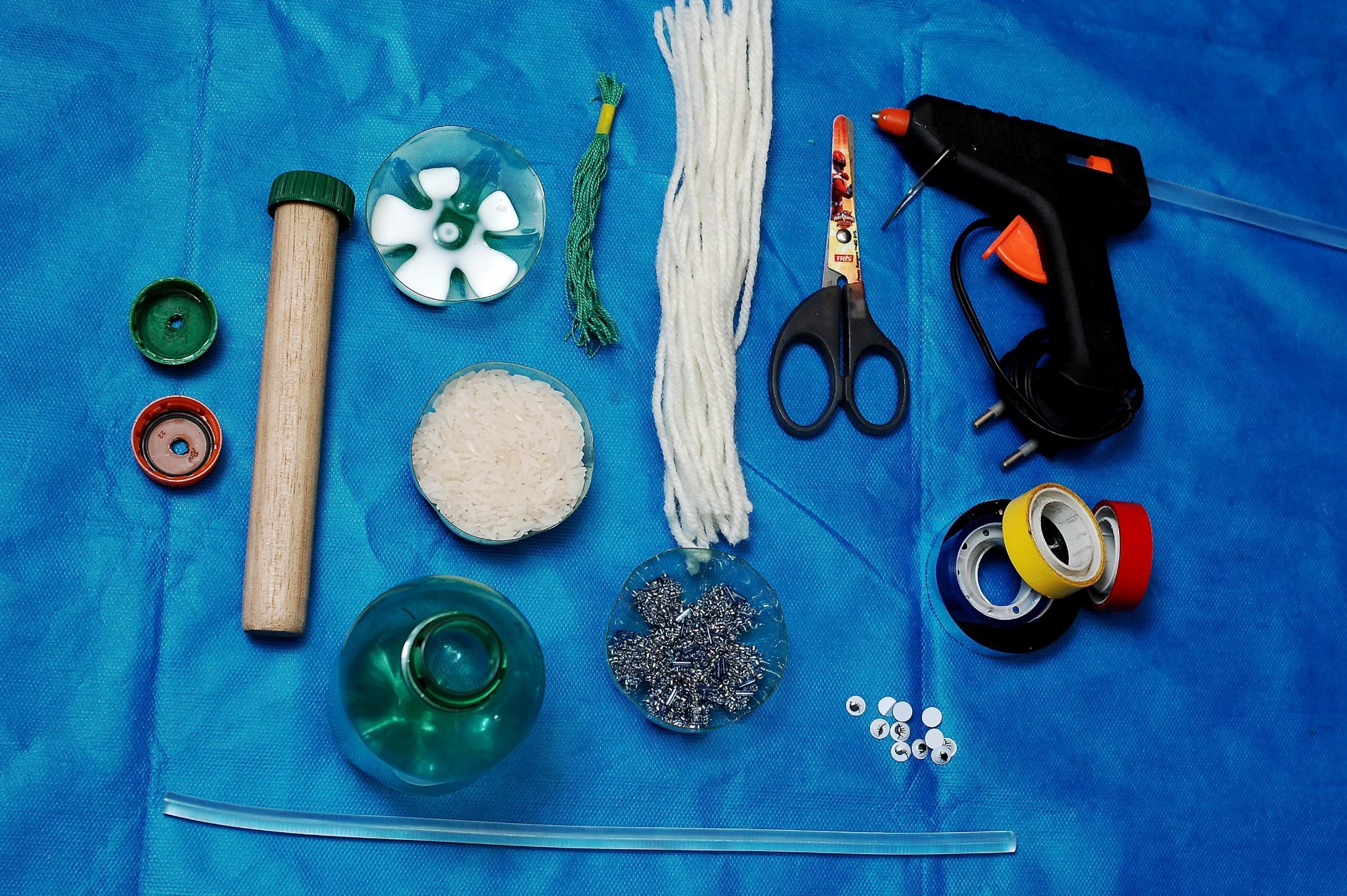 Confira a seguir os materiais necessários para fazer uma maraca: garrafa PET de 200 ml; tampinhas de garrafa PET; cabo de vassoura cortado, com 20 cm; cola branca; tufo com sobras de linha ou barbante; sobras de lã ou barbante; tesoura; pistola de cola quente; refil de cola; arroz ou outro cereal; fitas adesivas coloridas; sobras de miçangas e olhinhos - Reinaldo Canato/UOL