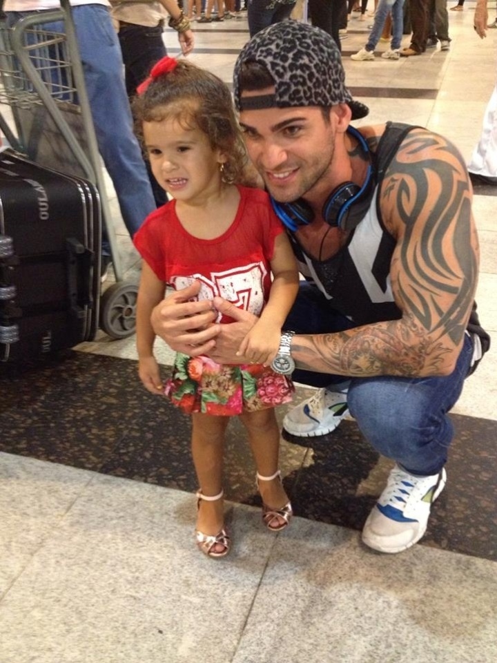 Rodrigo posa para fotos no aeroporto de Recife