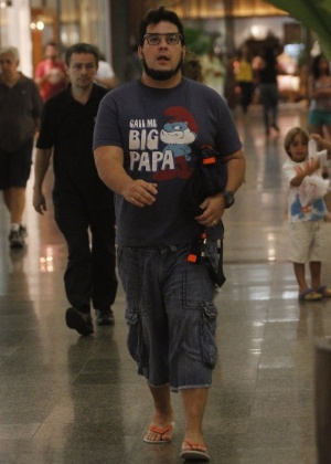 Mais magro, André circula em shopping na zona sul do Rio 