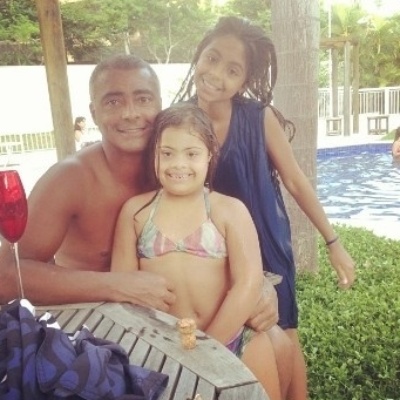 24.jan.2014 - Deputado Federal, Romário Faria, aproveita a tarde na piscina com suas filhas Isabelinha e Ivy