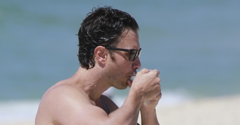 24.jan.2014 - Gabriel Braga Nunes grava "Em Família" na praia do Recreio, na zona oeste do Rio