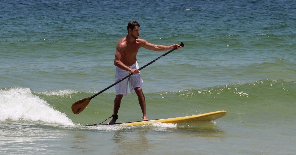 24.jan.2014 - O ator José Loreto pratica stand up paddle na praia da Barra da Tijuca, na zona oeste do Rio
