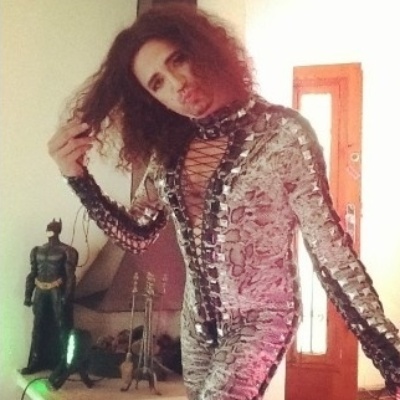 24.jan.2014 - O cantor Latino se veste de mulher para gravar seu novo clipe e compartilha foto no Instagram