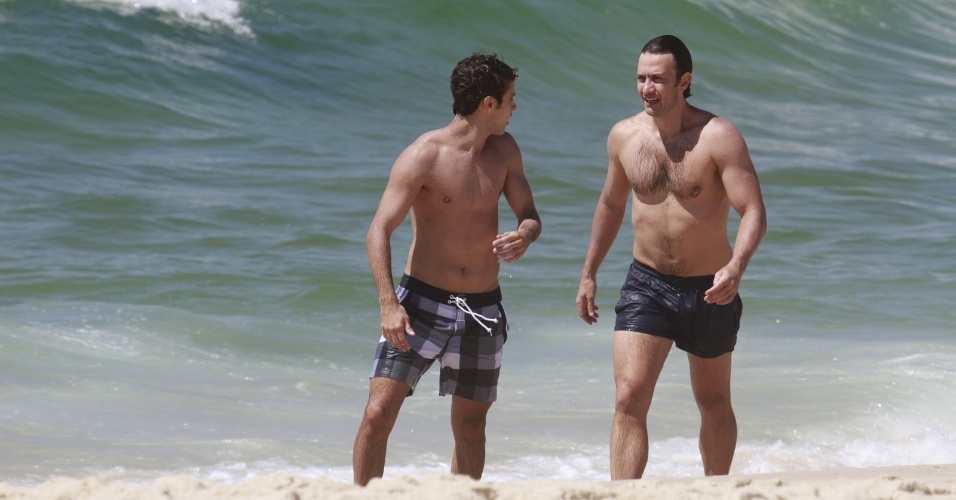 24.jan.2014 - Ronny Kriwat e Gabriel Braga Nunes gravam "Em Família" na praia do Recreio, na zona oeste do Rio