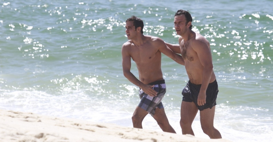24.jan.2014 - Ronny Kriwat e Gabriel Braga Nunes gravam "Em Família" na praia do Recreio, na zona oeste do Rio