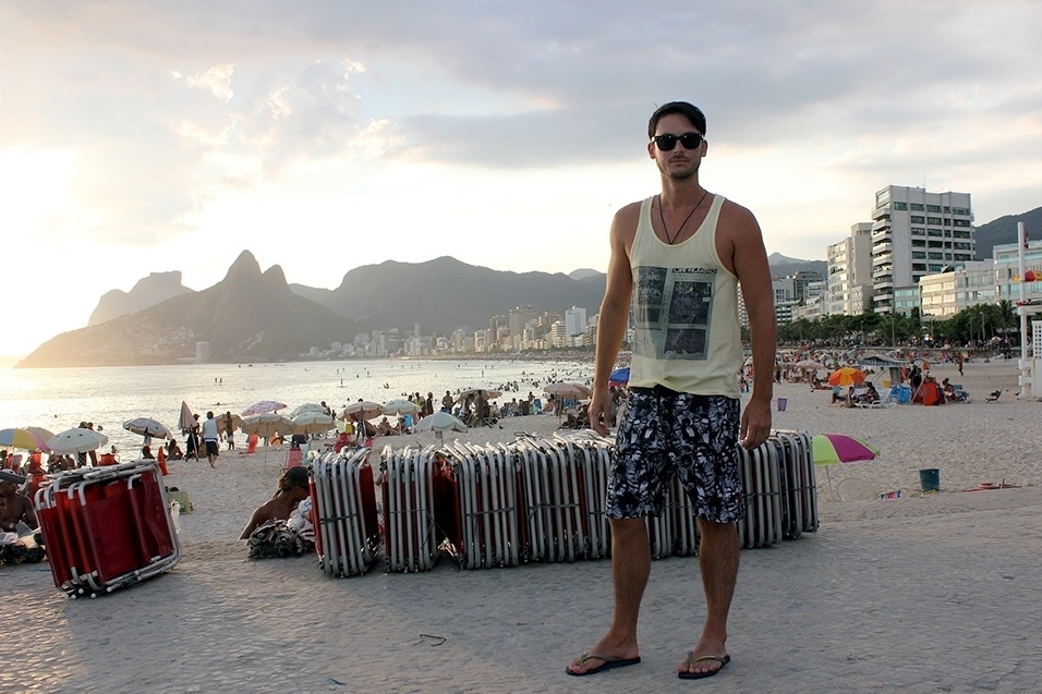Alexandre Messias, 29, coordenador de merchandising, veste regata Zara, bermuda Sergio K, chinelo Havaianas e óculos Ray-Ban - Vanessa Holanda/UOL