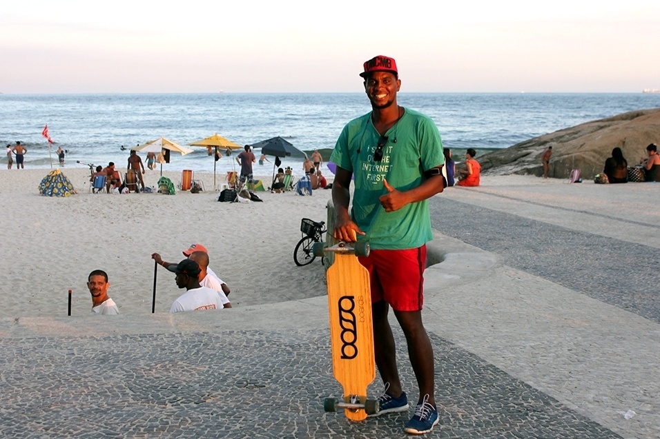 André Souza, 31, engenheiro de projetos, veste boné comprado no e-Bay, bermuda Toulon, tênis Adidas e blusa de brechó - Vanessa Holanda/UOL
