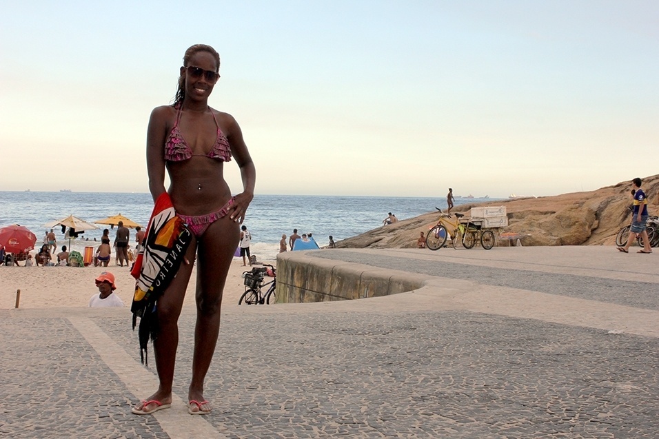 Dandara Paluza, 26, auxiliar administrativa, veste biquíni comprado na feirinha de Ipanema, óculos Carrera e chinelo Havaianas - Vanessa Holanda/UOL