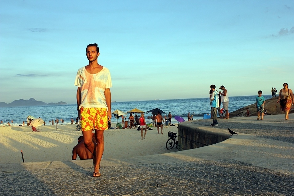 Davi Barbosa, 18, modelo, veste bermuda Aeropostale, blusa Adtive e chinelo Havaianas - Vanessa Holanda/UOL
