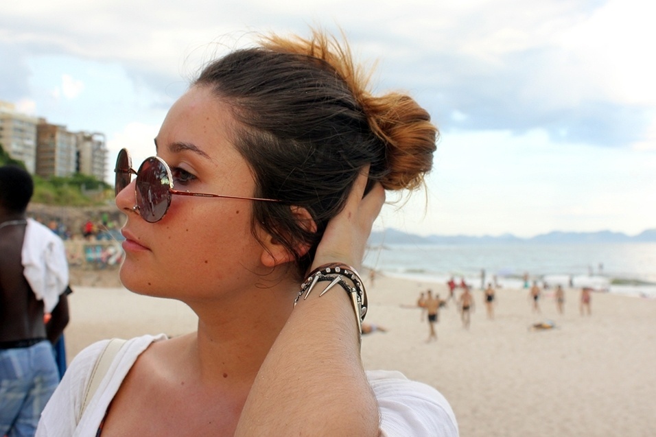 Detalhe para os óculos Chilli Beans, de Gabriela. Os acessórios foram comprados em brechó - Vanessa Holanda/UOL