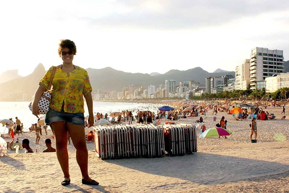 Flora Gabriela, 31, professora de inglês, usa blusa de uma loja indiana do Saara, centro de moda popular no Rio, short C&A, sapatilha Stylus, bolsa Imaginarium e óculos Corpo e Ação - Vanessa Holanda/UOL