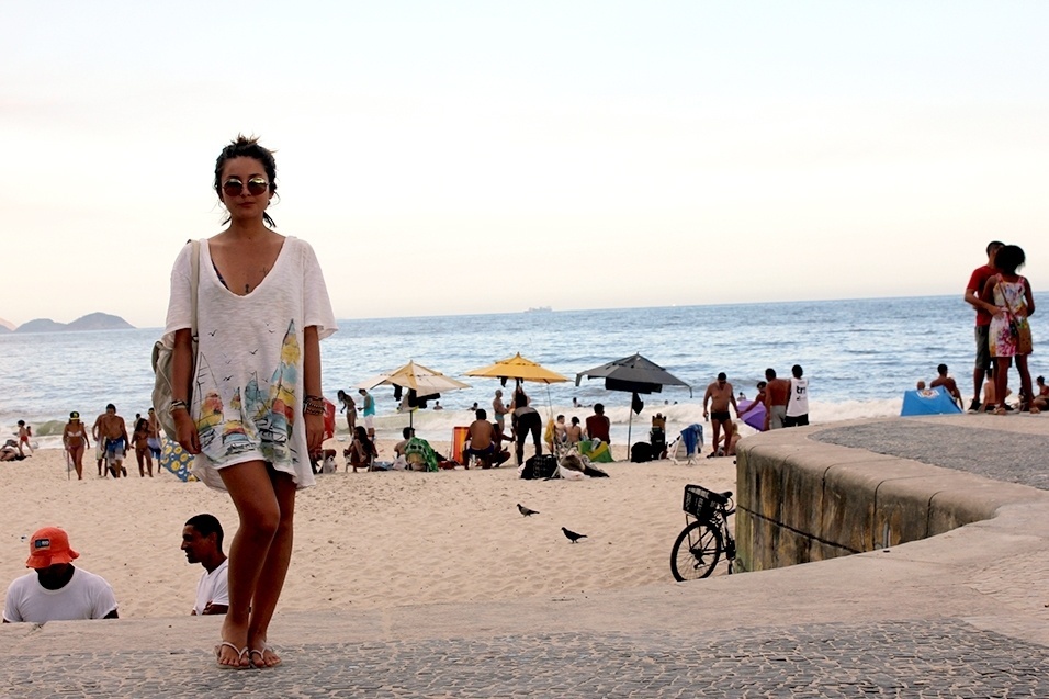 Gabriela Borba, 21, trabalha com mídias digitais e veste camiseta Colcci, bolsa de brechó, chinelo Havaianas e óculos Chilli Beans - Vanessa Holanda/UOL