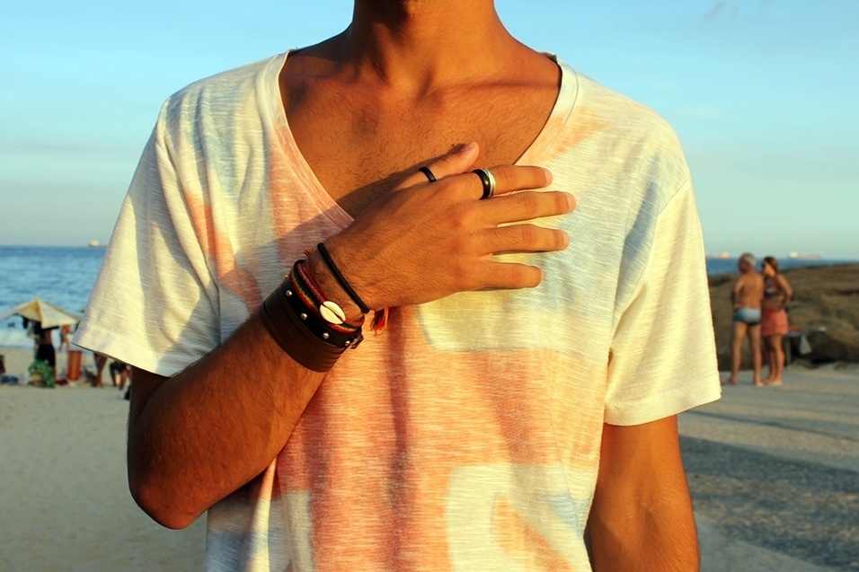 Os acessórios usados por Davi foram comprados na feira de Ipanema, no Rio de Janeiro - Vanessa Holanda/UOL